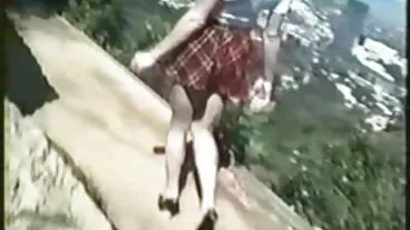 La jeune brune espiègle Avi Love sent sa bite dans sa fente serrée meilleure site porno hd