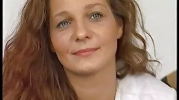 La déesse épicée à talons hauts Vanessa Y. frotte sa chatte vidéos pornos hd douce et humide