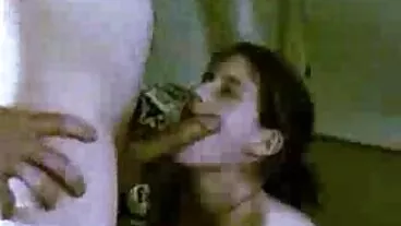 L'ange blonde Dixie Lynn video hd porno gratuit chevauche une énorme bite dans la pose de cow-girl