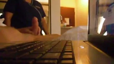 Luna Light, jolie nana aux petits seins, saute porno hd gratuit sur une grosse bite comme un professionnel