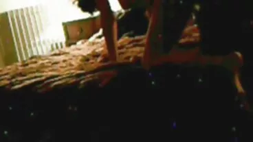 La brune aux gros seins glamour meilleur porno hd Ivy Darmon touche sa fente humide