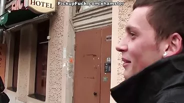 Kira Noir, une ébène athlétique assez douce, cogne avec un homme blanc chanceux porno en francais hd