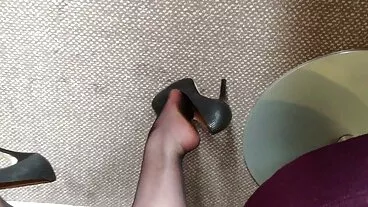 La brune video porno hd gratuit tatouée à talons hauts Liya Silver se frotte la chatte chauve