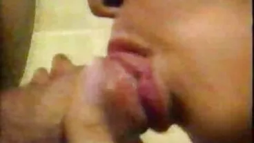 Une adolescente innocente aux cheveux bouclés joue avec son énorme porno hd tukif jouet sexuel