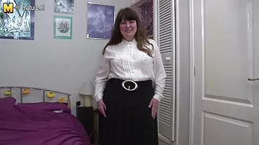 Bel ange avec de beaux seins Elsie Tramp ouvre sa filme romanesti gratis chatte humide