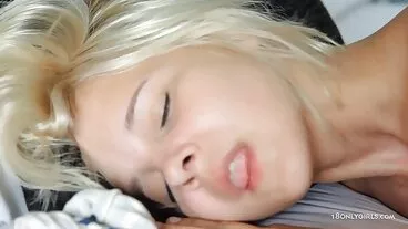 Adorable fille en porno hd femme fontaine bas Ashley Lane joue avec son crack