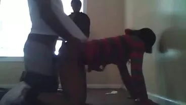 La chérie Ariane Saint-Amour montre sa chatte et xxx hd gratuit ses seins nus