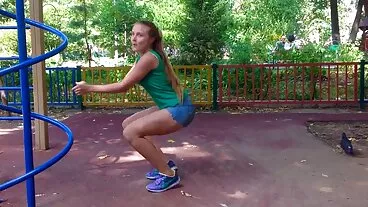 Ado beauté aux seins naturels Lika Star vissée dans la pose de cow-girl film x gratuit hd