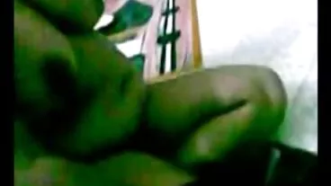 La jolie poupée naturelle Niki Snow sent une porno gratuite hd longue perche dans son trou poilu