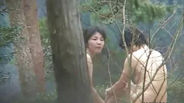 Une adolescente innocente Jane Wilde reçoit une très belle leçon de porno haute qualité sexe d'une MILF