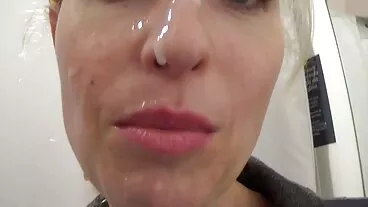 La jolie dame Brandi Love suce deux jeunes bites sex porno gratuit hd dans le lit