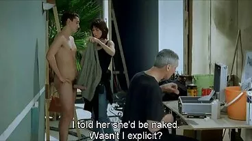 La mannequin rousse sensuelle Alexsis Faye se déshabille devant la caméra film x gratuit hd