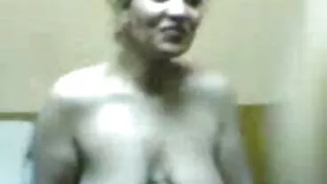 Ange espiègle au sex porno gratuit hd cul rond Marley Brinx chevauche une énorme bite