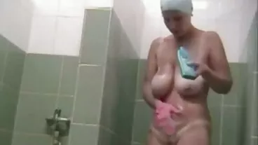 Kenzie Reeves, une adolescente filme cu futai gratuite blonde qui aime le sexe, saute sur une assez longue gaffe