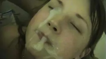 Jolie brune en bas Anie Darling montre ses site porno gratuit hd compétences orales