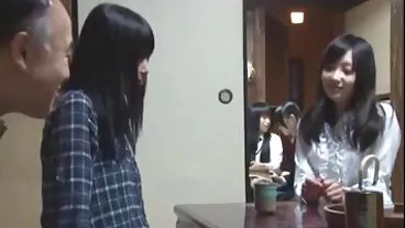 La vigoureuse brune Paris Cummings sent une bite dure au porno en haute définition fond de sa bouche