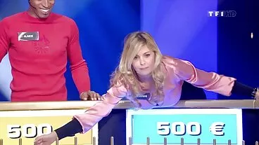 Brune aux xxx francais hd seins gigantesques Daria prend un bain savonneux