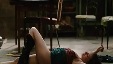 L'adorable bombasse film x porno hd Kylie Rocket a fière allure dans la pose de cow-girl