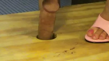 La nana sensuelle aux cheveux bruns Katy Rose baisée en levrette porno en haute définition