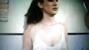 La superbe sex porno gratuit hd brune à queue de cochon Szilvia Fansy montre son corps nu