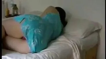 La belle BBW aux gros seins Demmy Blaze se déshabille porno femme hd lentement dans la salle de classe
