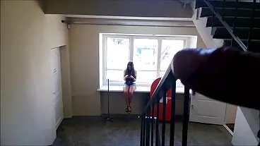 La bombasse aux gros seins Ariella Ferrera film porno hd se fait baiser le trou serré dans la pose de cow-girl