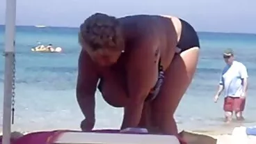 La nana sensuelle aux gros porno gratuit hd seins Codi Vore a percuté ses belles poses