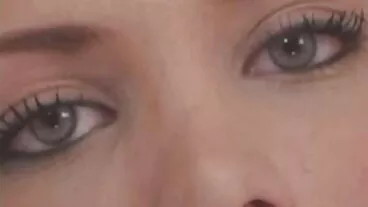 Le modèle sensuel aux gros seins Blake Eden filme romanesti gratis sent une grosse bite dans sa fente