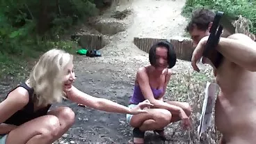 Roxy Lips, la petite amie asiatique aux cheveux porno francais en hd bruns, adore la pénétration hardcore