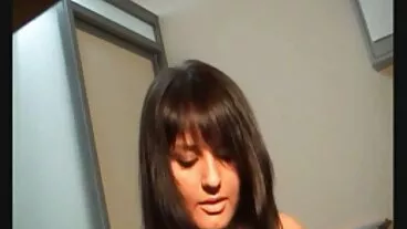 La filme porono gratis poupée épicée Emylia Argan se fait baiser brutalement dans la pose en levrette