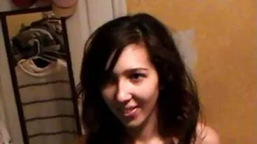 La hd porno gratuit superbe brune Ming démontre son amour en mode solo