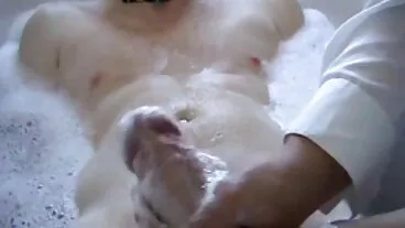 Deux adolescentes minces Naomi Swann et Emily Willis baisées dans le meilleur video porno hd lit