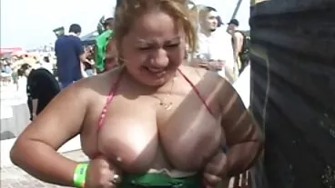 Ange rousse avec d'énormes melons Emma film porno hd Butt empalée dans la pose de cow-girl