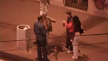 La brune aux cheveux bouclés Violet Voss a invité porno francais gratuit hd sa petite amie pour un joli plan à trois