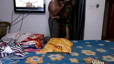 La jolie teen brune Avi Love ouvre film porno hd sa petite chatte pour une grosse bite
