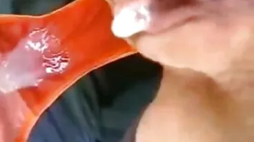 Belle beauté aux seins naturels River Fox saute filme erotic gratis sur une énorme bite