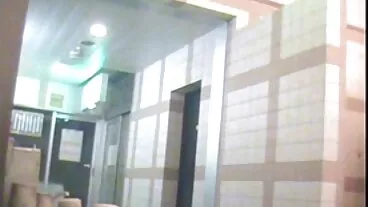 Les anges porno femme hd épicés Sarah Lace et Serena Santos baisent avec un joli jouet