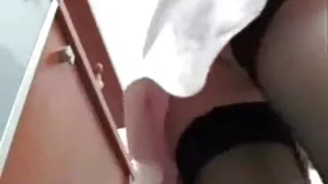 La mademoiselle sensuelle aux gros seins Nila Mason joue film porno hd avec son petit crack