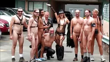 La belle brune BBW site porno hd Lara Jones touche sa chatte affamée